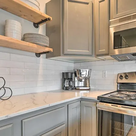 Chic Chelan Condo With Balcony, Walk To Lake And Dtwn!